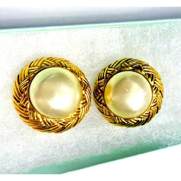 CHANEL CC Logo Button Earrings Clip-On Faux Pearl Gold France Accessory Vintage - Picture 3 of 10